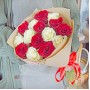Букет Белые и красные розы в крафте 15 шт